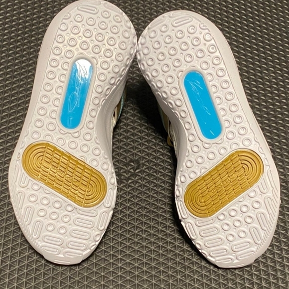 Nike Gold and White High-Top KD13 Zoom Never Worn! Men/Boys 4.5 Women 6 main image 6